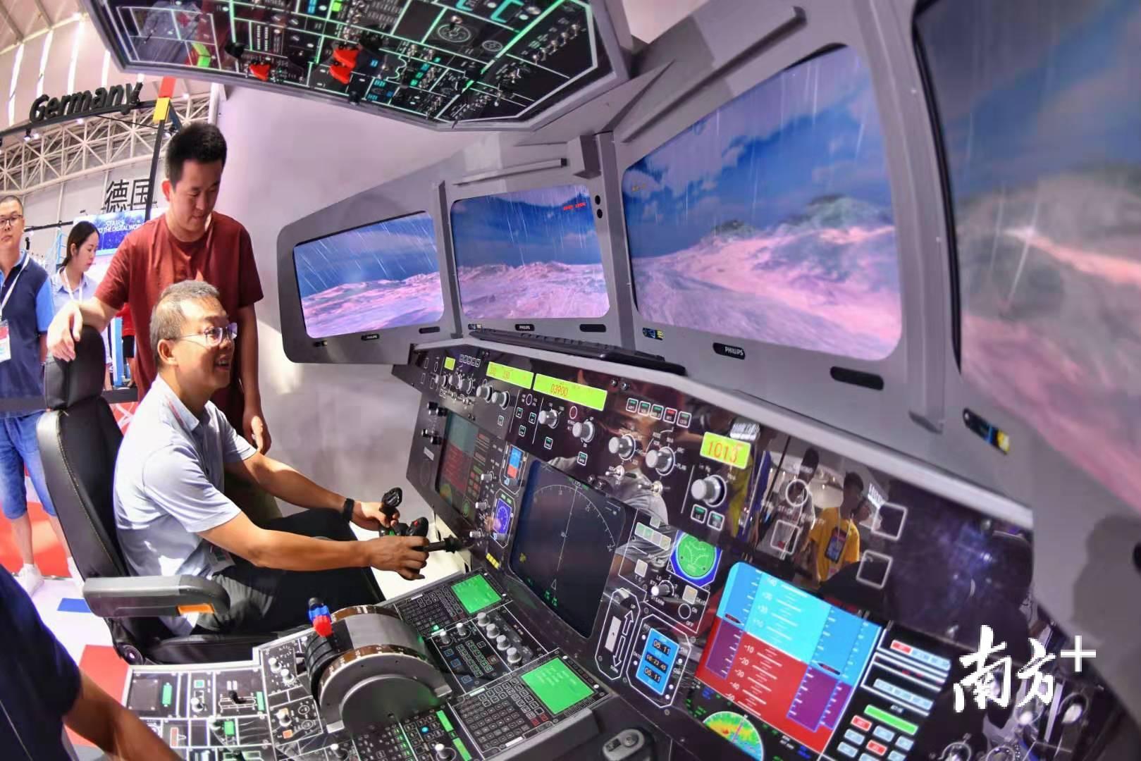 中国电信展区内,模拟飞机驾驶互动体验项目吸引了不少观众.