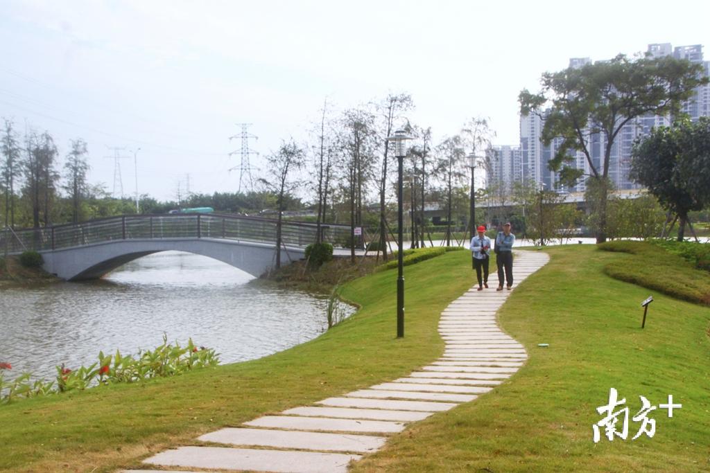 近年来,不少新建的公园广场在汕头市拔地而起。 近年来,不少新建的公园广场在汕头市拔地而起。