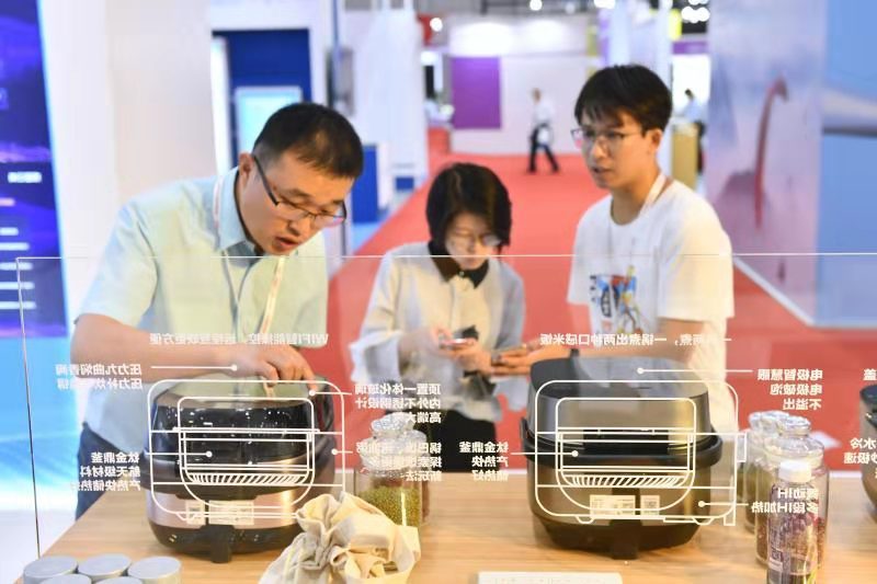 美的的展位上，展示了智能家居（物联网）、智能家电等内容。戴嘉信 摄