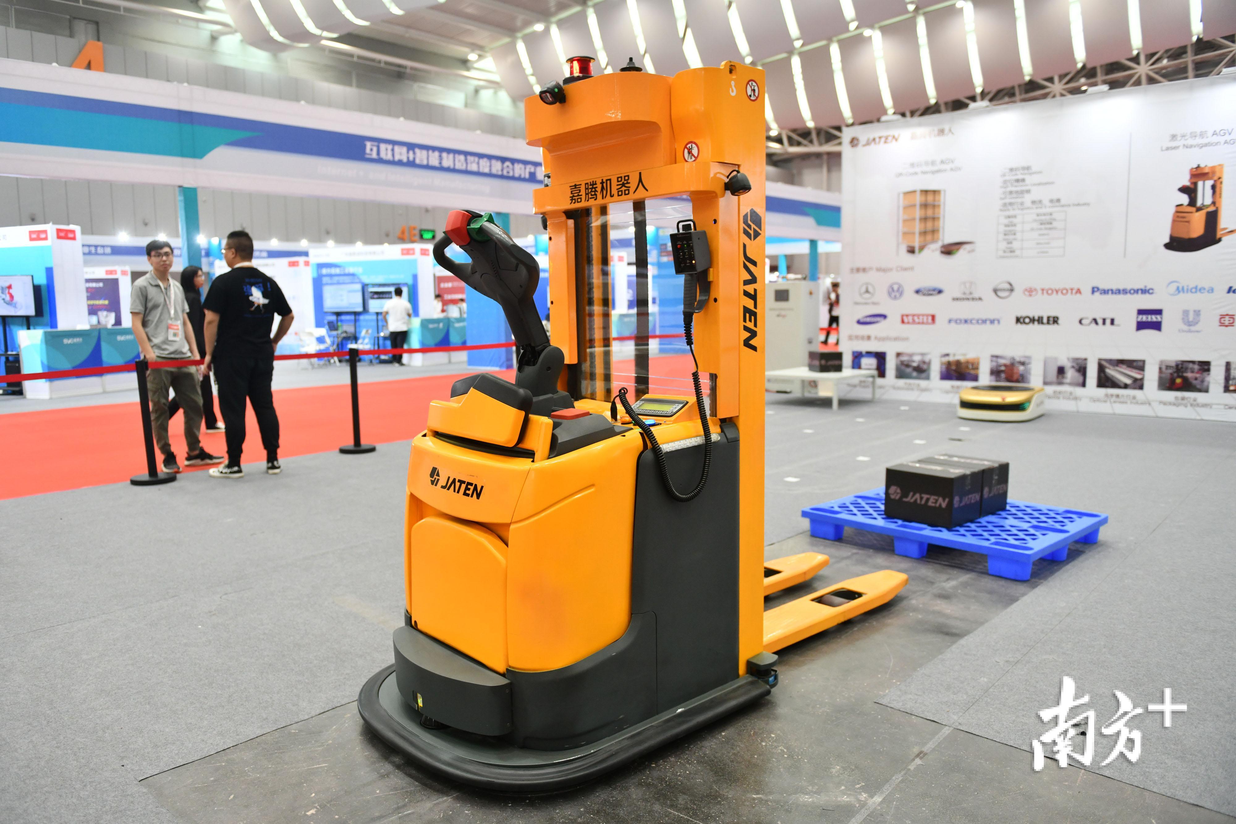 嘉腾展位上演示的AGV搬运机器人。戴嘉信 摄