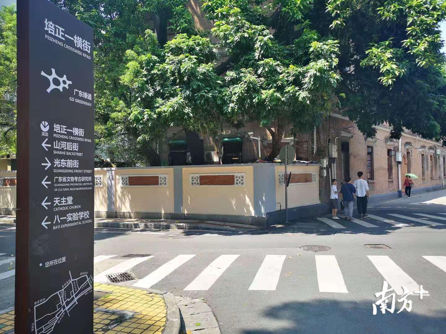 路牌标示体现新河浦街区良好的规划意识。