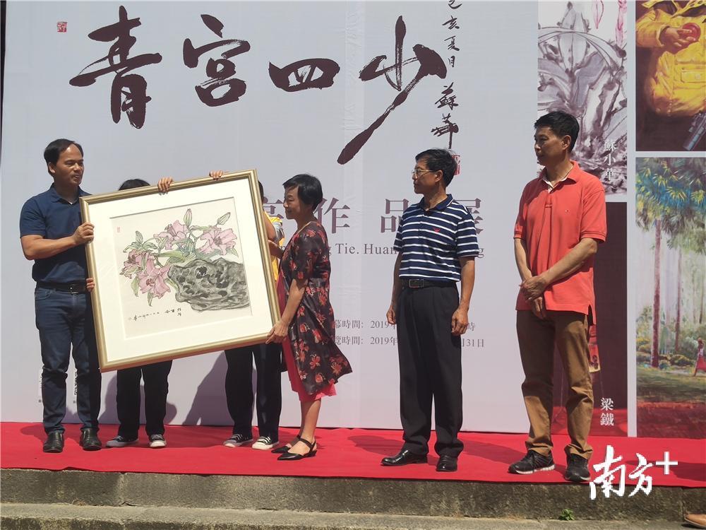 苏小华向新会博物馆捐赠作品。