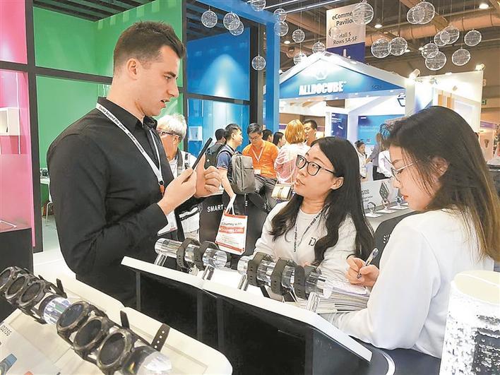 环球资源移动电子展上，深企的产品受到买家关注。深圳商报记者 陈发清 摄  