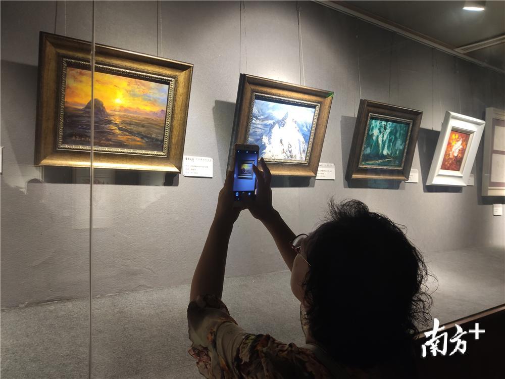 市民纷纷拿出手机拍照留念。