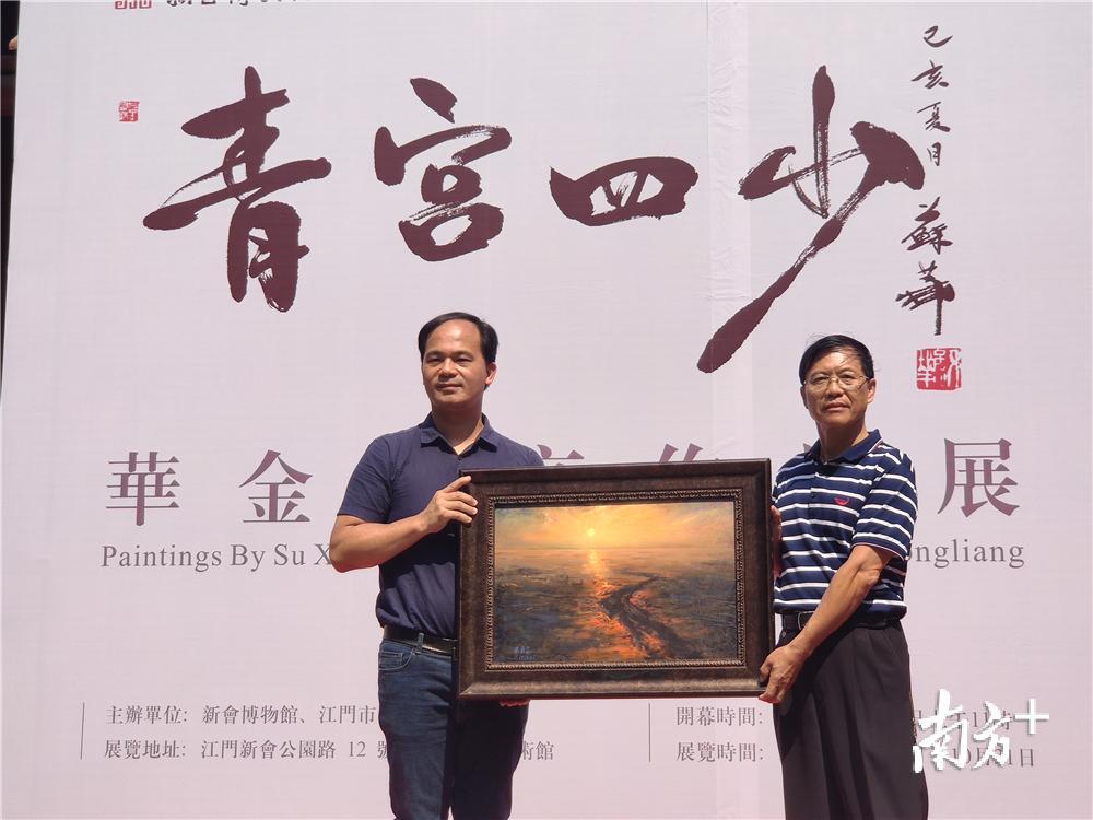 梁启金向新会博物馆捐赠作品。