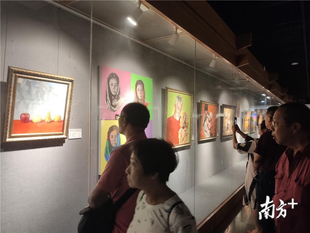 画展吸引了不少市民前来观展。