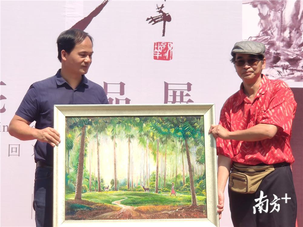 黄中亮向新会博物馆捐赠作品。