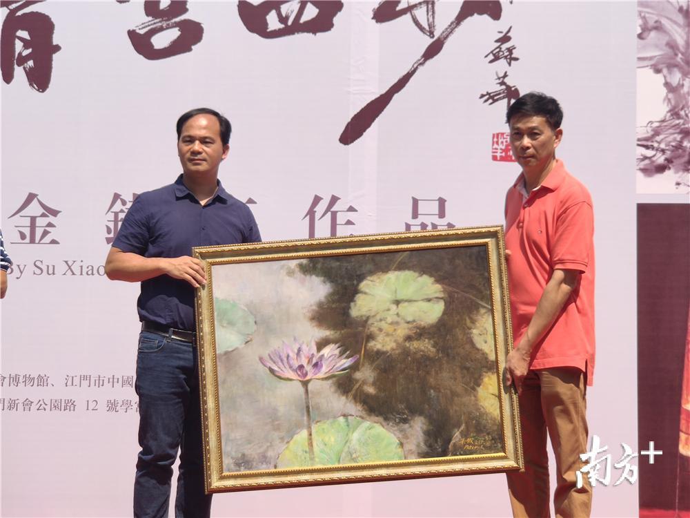 梁铁向新会博物馆捐赠作品。