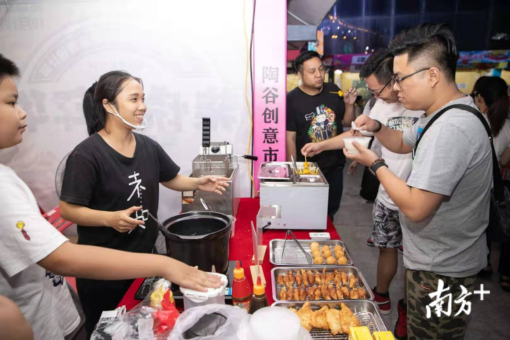 文创集市的美食摊位吸引大批市民