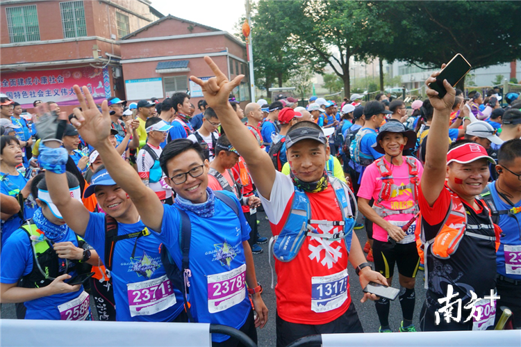 今年的越野赛，吸引了7个国家和地区2500余名选手报名参赛。梁素雅 摄