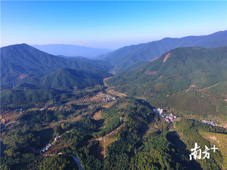 除了一路上美丽的风光之外，选手还能体验到赛道的惊险与刺激。梁素雅 摄