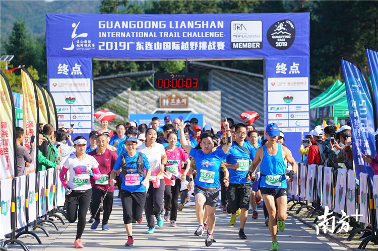 20日上午9点，天梯组在风景名胜金子山起跑，开始挑战海拔1417米的金子山顶峰。梁素雅 摄