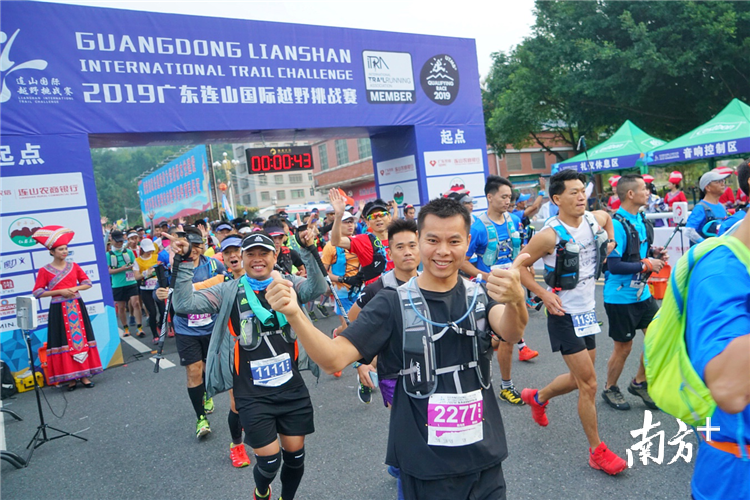 2019广东连山国际越野挑战赛开跑，参赛者们阔步向前。梁素雅 摄