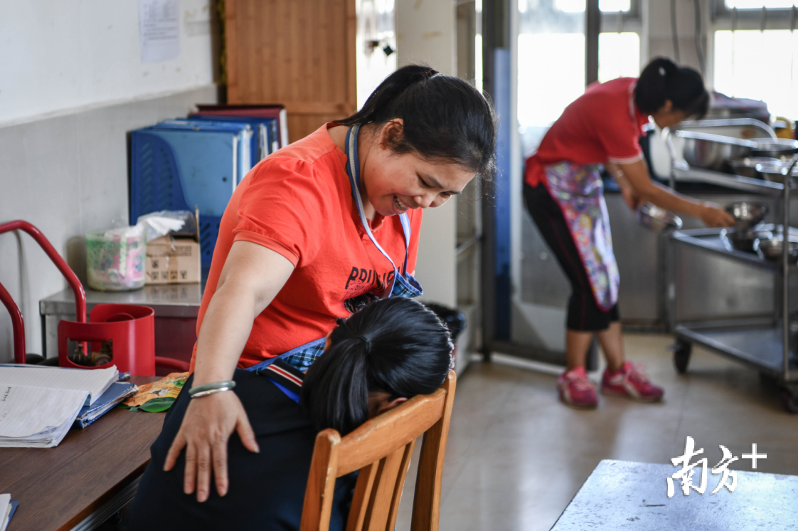 在福利院餐饮部,三位阿姨得知黄清要回家了既高兴又不舍。 记者 曾亮超 摄 在福利院餐饮部,三位阿姨得知黄清要回家了既高兴又不舍。 记者 曾亮超 摄