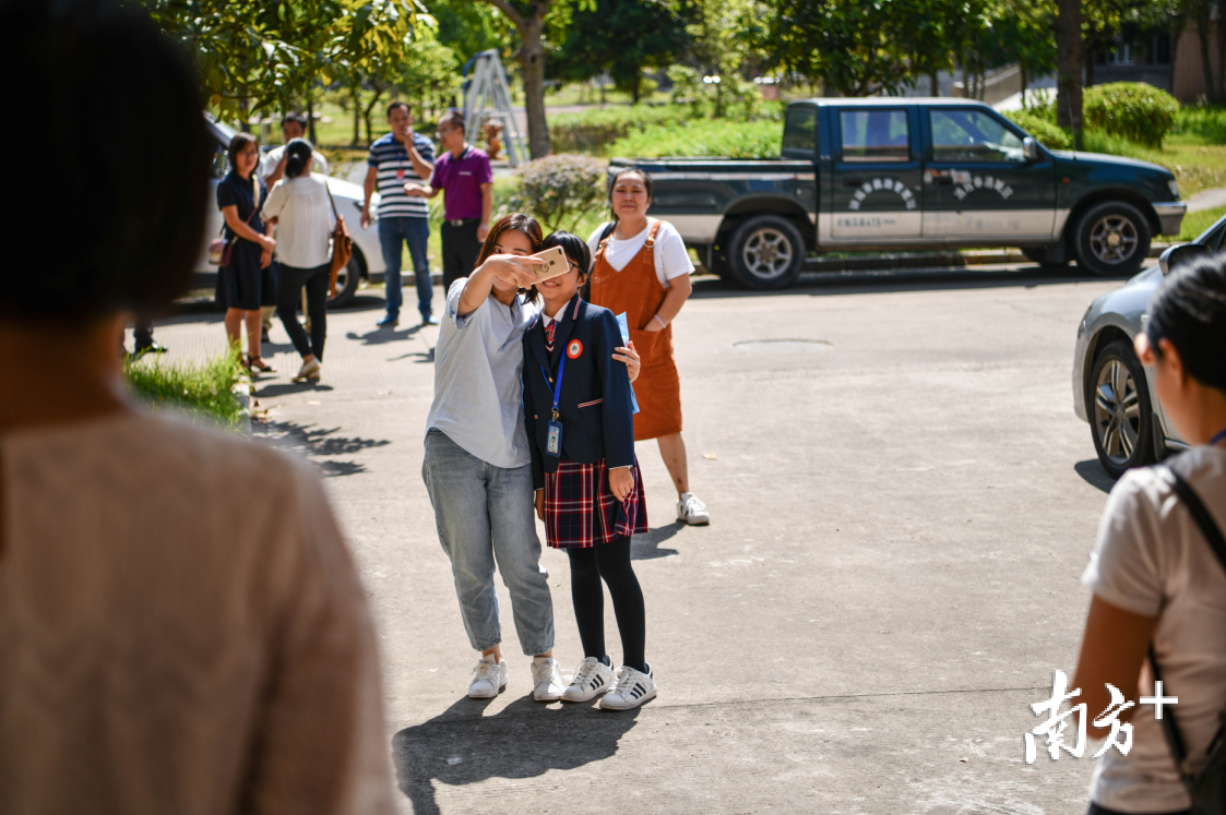 临别前,福利院的“妈妈”和黄清拍照留念。记者 曾亮超 摄 临别前,福利院的“妈妈”和黄清拍照留念。记者 曾亮超 摄