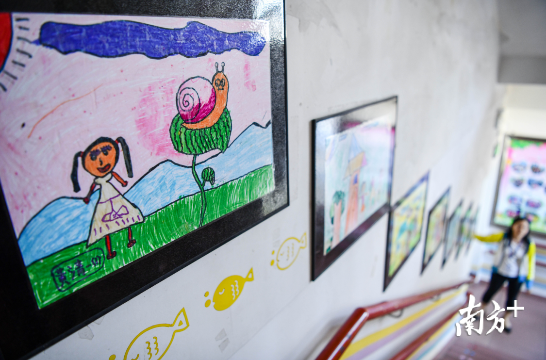 9年来,黄清在福利院健康成长,但清远市救助站没有放弃过帮她寻找亲人。图为楼梯间里,黄清在读一年级时的画作。 记者 曾亮超 摄 9年来,黄清在福利院健康成长,但清远市救助站没有放弃过帮她寻找亲人。图为楼梯间里,黄清在读一年级时的画作。 记者 曾亮超 摄