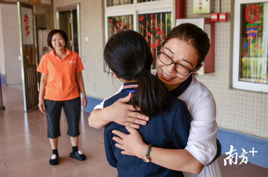 临别前,黄清跟福利院的“妈妈”逐一道别。记者 曾亮超 摄 临别前,黄清跟福利院的“妈妈”逐一道别。记者 曾亮超 摄