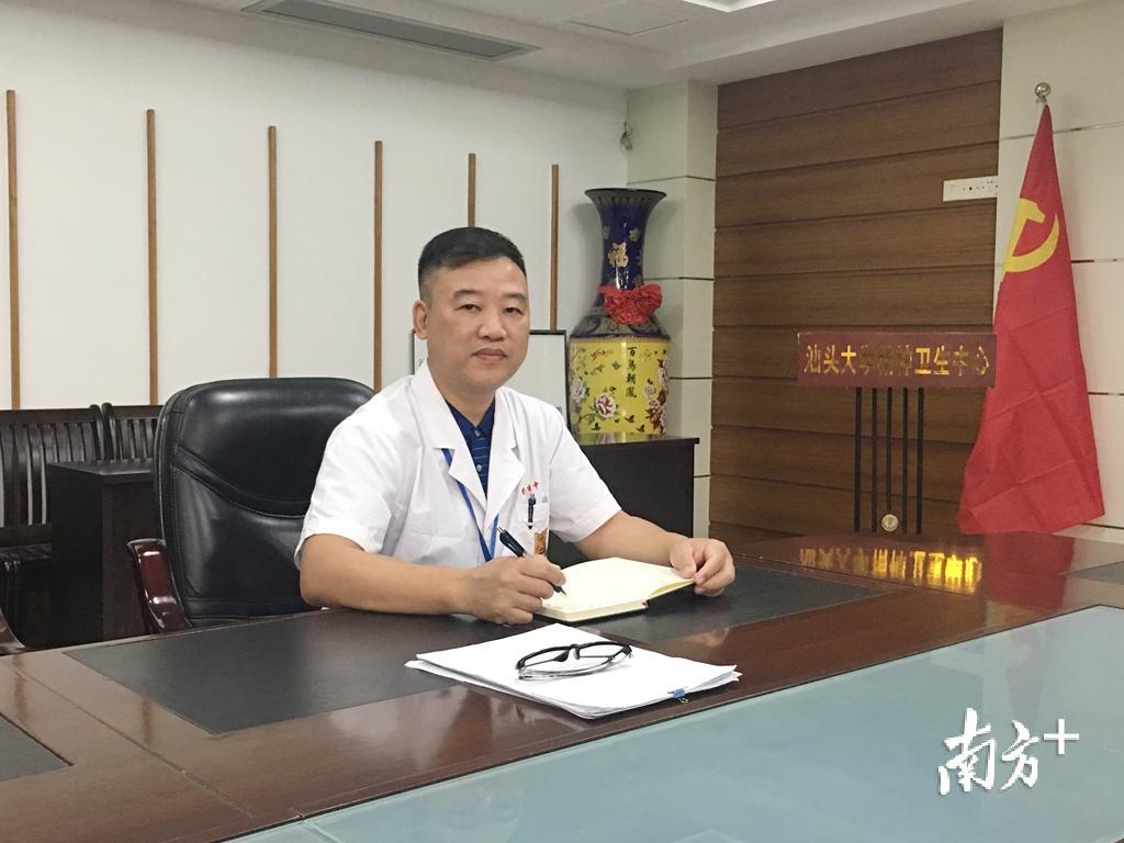 从医近三十年，卓永宁主任牢记其母亲叮嘱的“病人心急”，总是耐心与病人沟通。