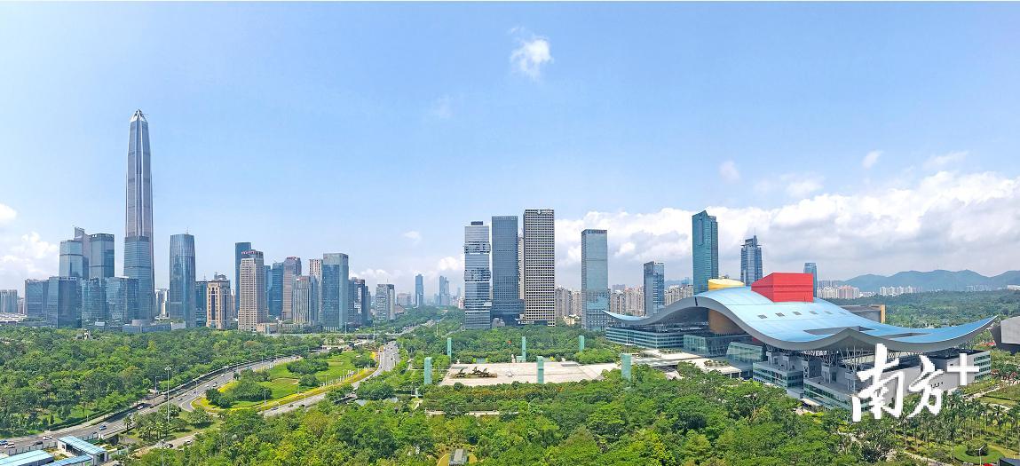 实现天蓝地绿水清，打造美丽中国典范，深圳迈向可持续发展的全球创新城市。图为深圳市中心。南方日报记者 朱洪波 摄 