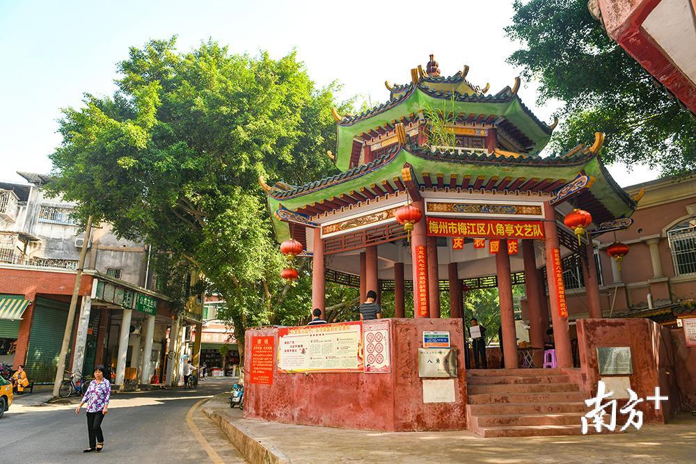 今梅城江北八角亭所在的位置，便是梅州古城的下南门，当时又称“接官亭”。