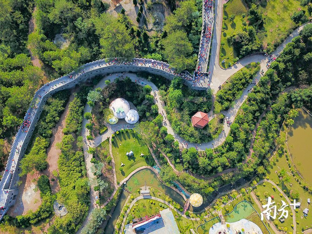 穿越景区曼佗长城是本次徒步活动一大亮点。