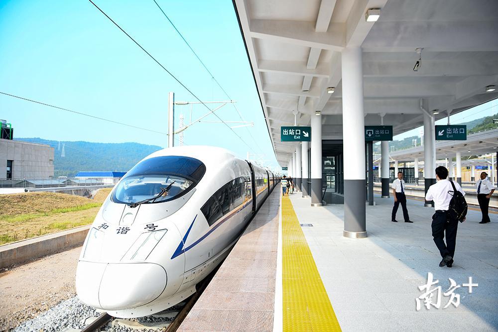 高铁开通首日，D7543次列车从梅州西站驶向广州。