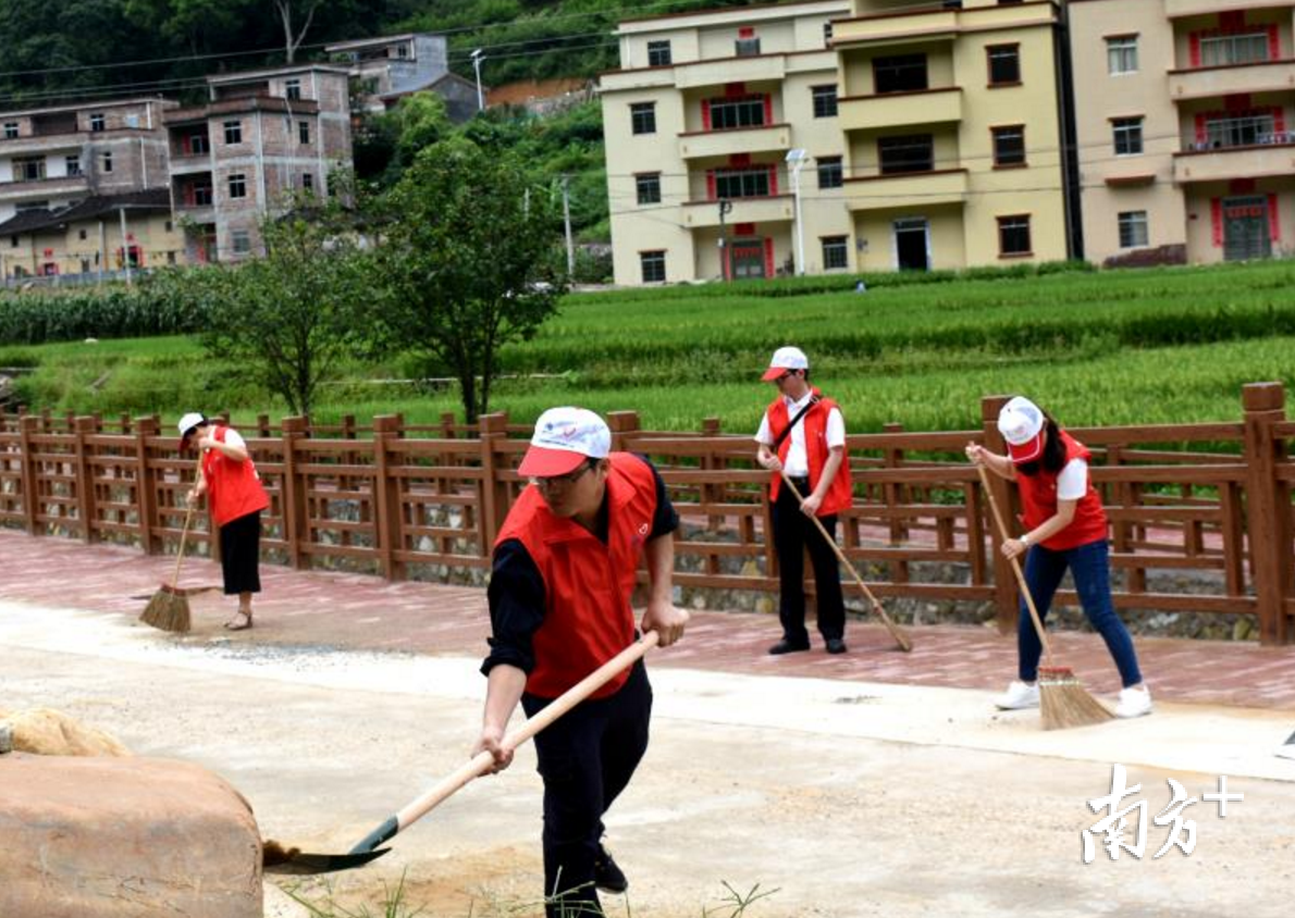 茂名供电局党员服务队到垌头村开展开展“决胜脱贫攻坚、建设美丽乡村”主题党日活动。