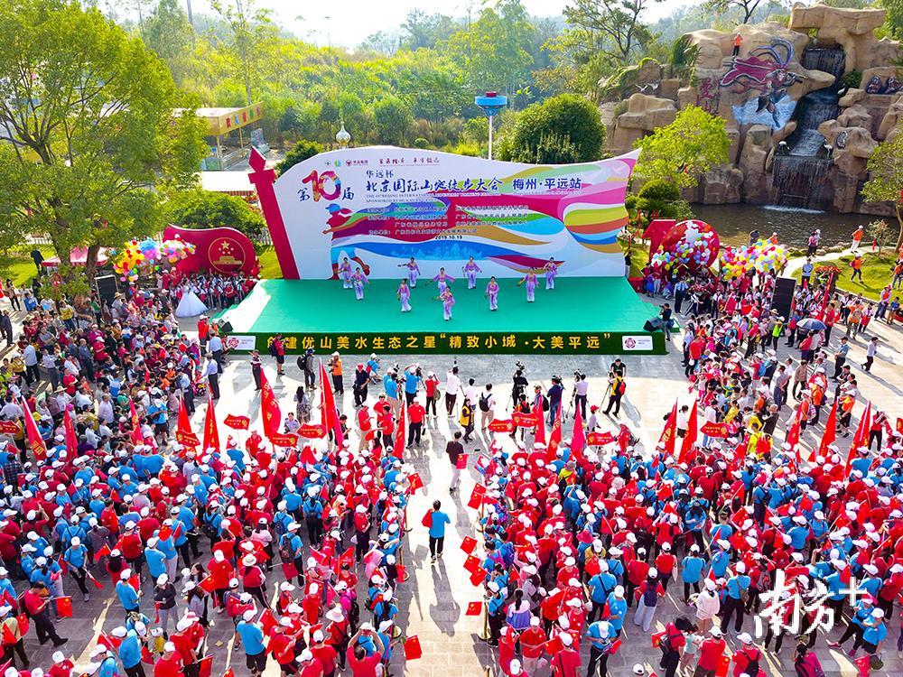 徒步活动开始前，进行了系列富有平远当地特色的演出。图为非遗表演《落地金钱》。