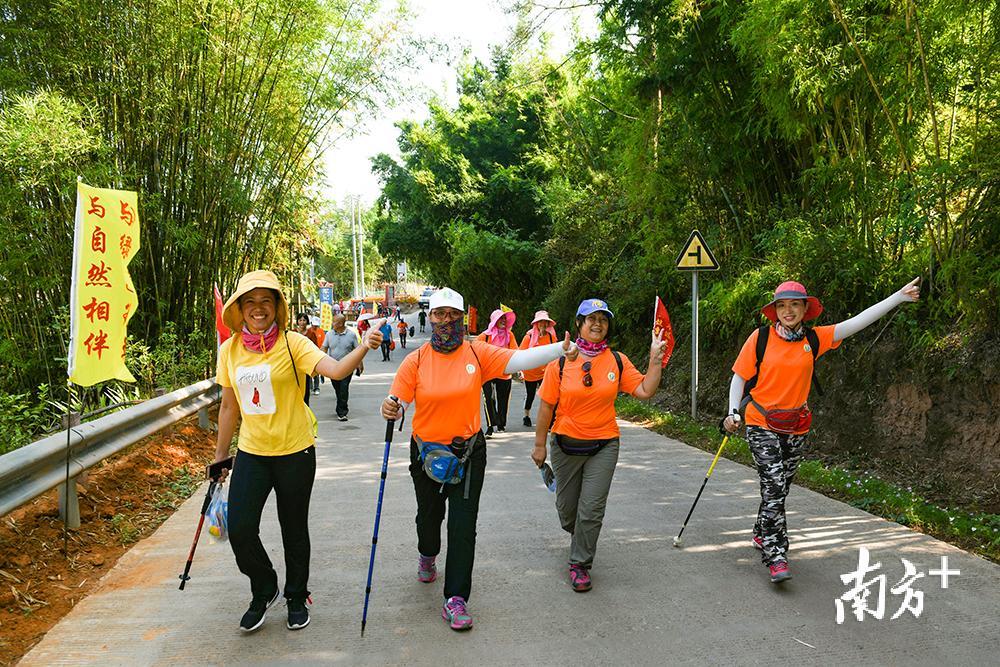 徒步爱好者在行走中体验新农村建设和乡村振兴带来的新变化。