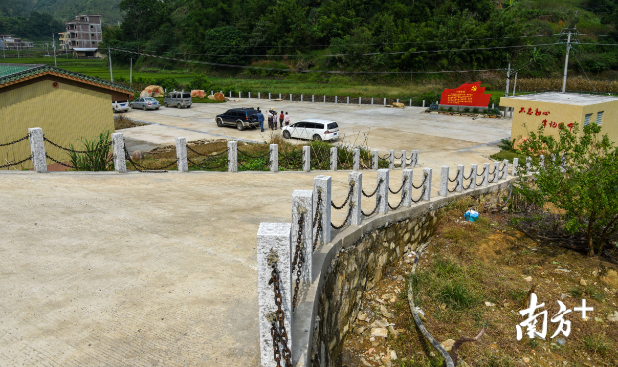 建成美化后的文化广场。