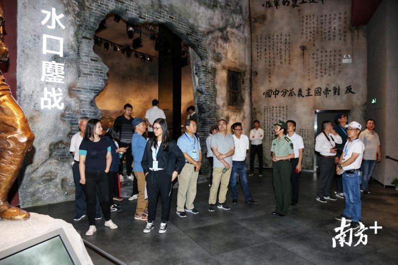 游客参观红军长征粤北纪念馆。冯兆宇 摄 游客参观红军长征粤北纪念馆。冯兆宇 摄