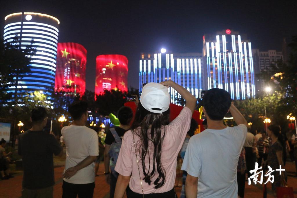 时代广场全新设计的灯光秀点亮汕头夜空，也让城市“越夜越美丽”。