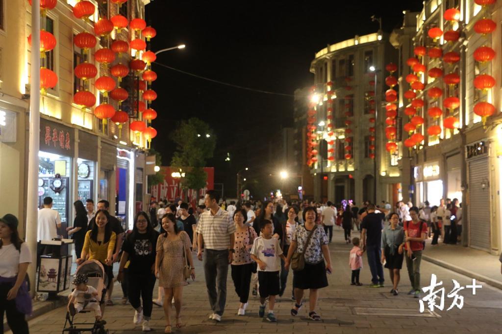 夜晚，灯火辉煌的小公园充满欢歌笑语。