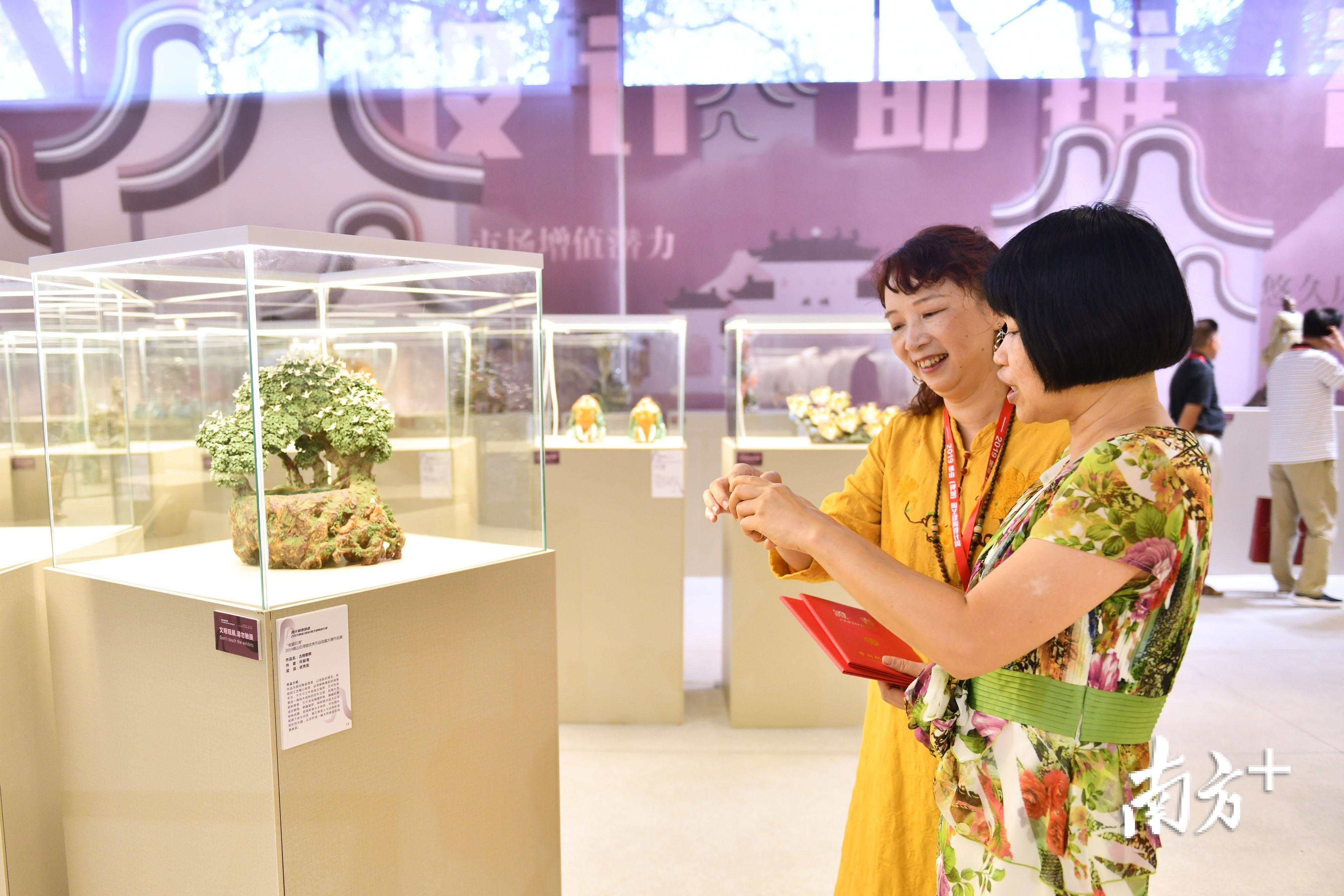 “收藏石湾”2019佛山石湾窑优秀作品收藏大赛作品展现场。戴嘉信 摄