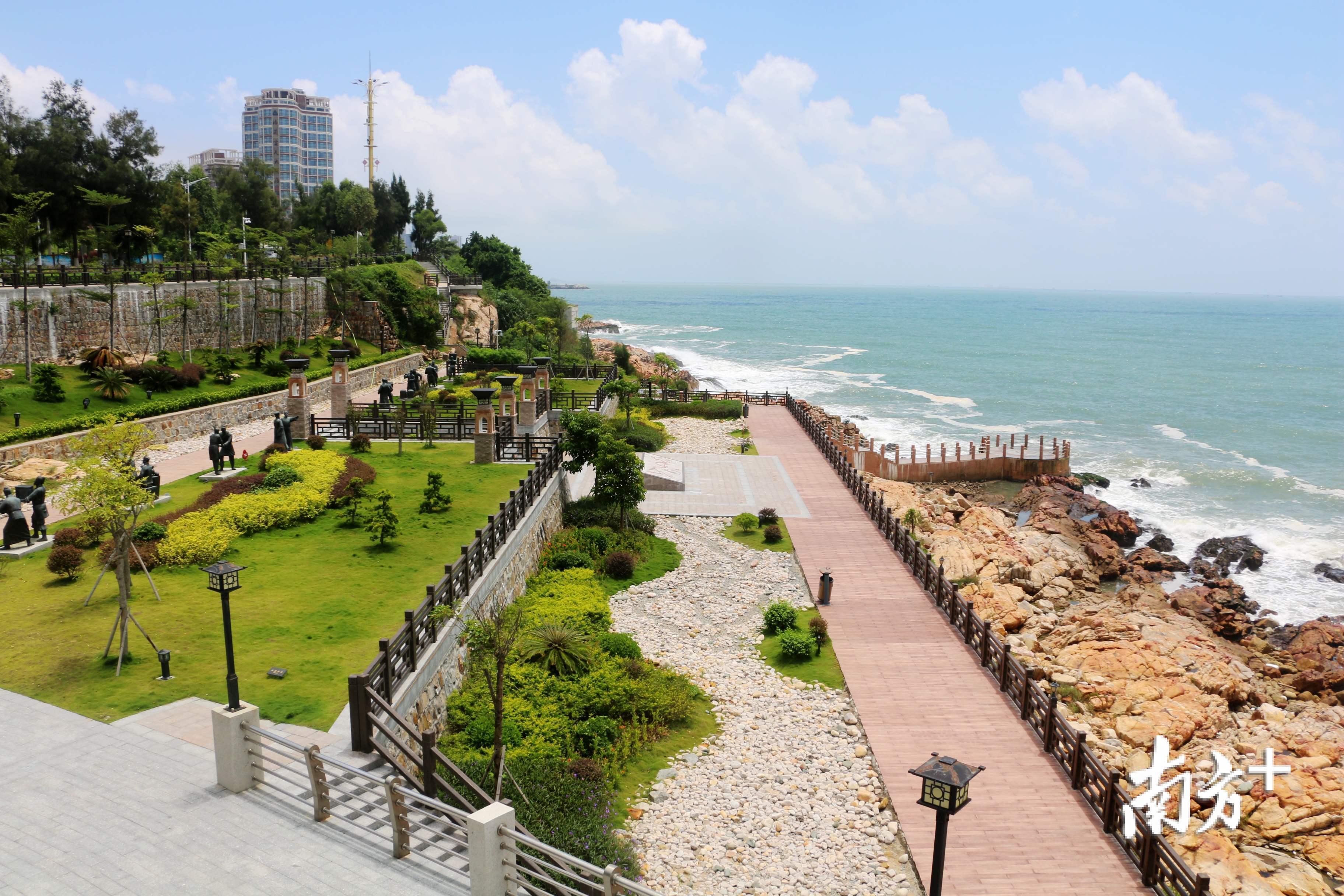 曾经城建废土堆积如山、随处可见生活垃圾的金澳湾,如今变成市民休闲、游客观光的好去处。 曾经城建废土堆积如山、随处可见生活垃圾的金澳湾,如今变成市民休闲、游客观光的好去处。