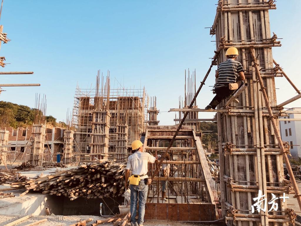 前澳埠新村建设如火如荼。余丹 摄 前澳埠新村建设如火如荼。余丹 摄