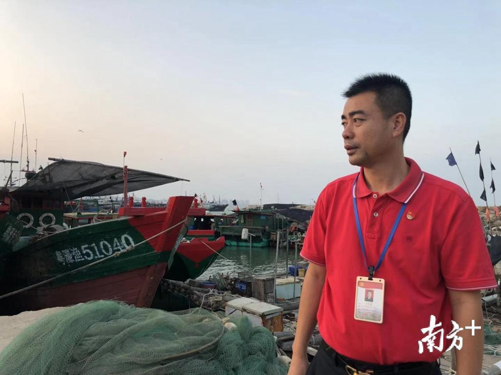 濠江区广澳街道广澳社区党委副书记、居委会主任肖亮濠也是涉迁户。余丹 摄 濠江区广澳街道广澳社区党委副书记、居委会主任肖亮濠也是涉迁户。余丹 摄