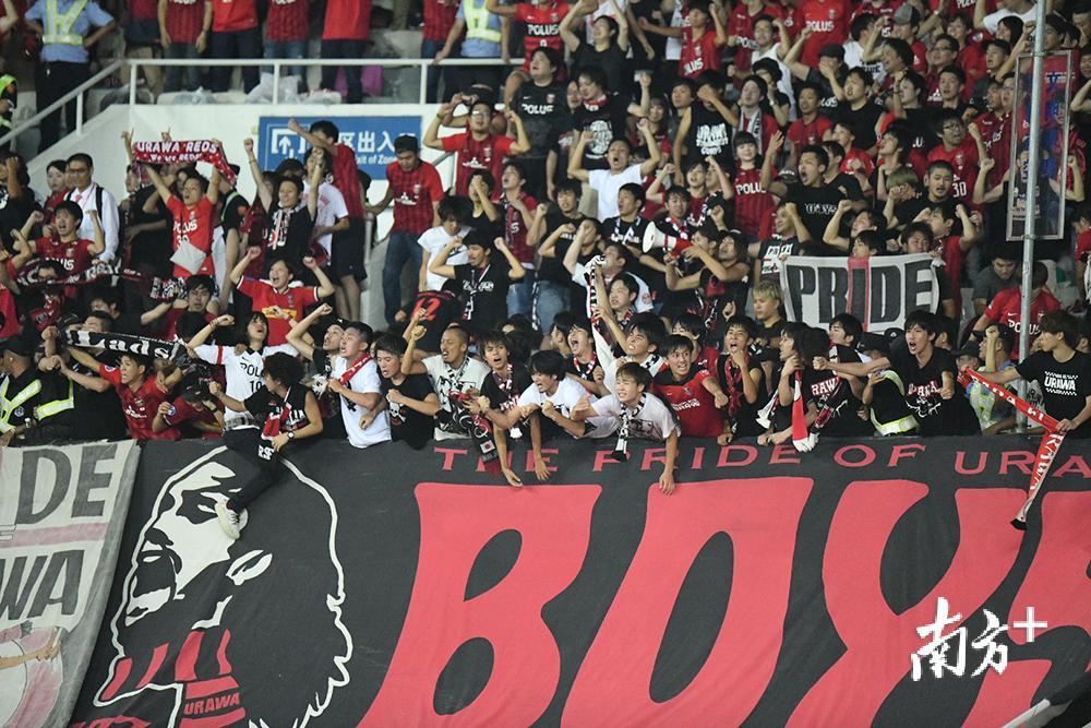 看到晋级希望的浦和红钻球迷陷入疯狂.