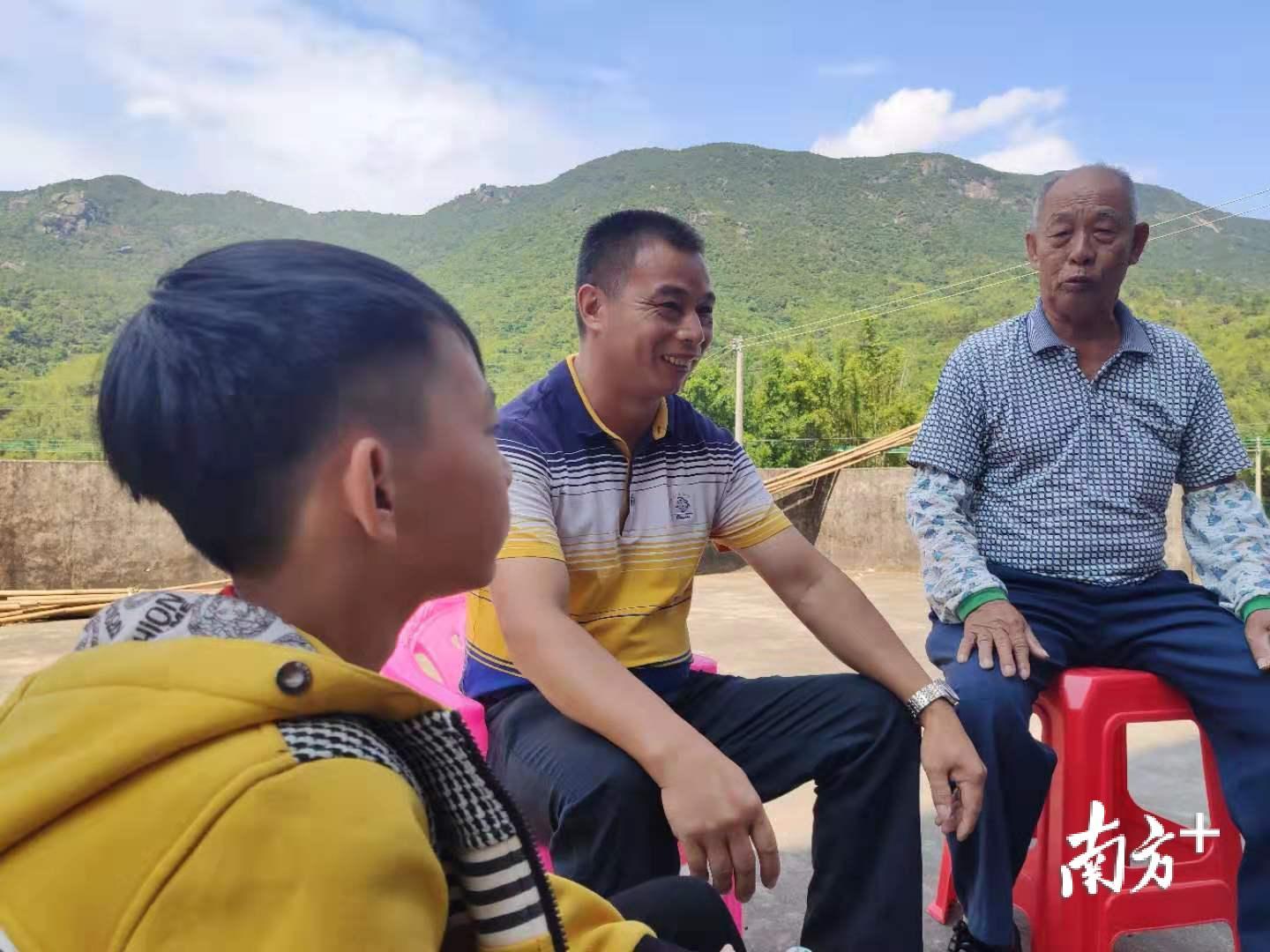 朱国顺与男童家属聊天，目前孩子状态平稳。