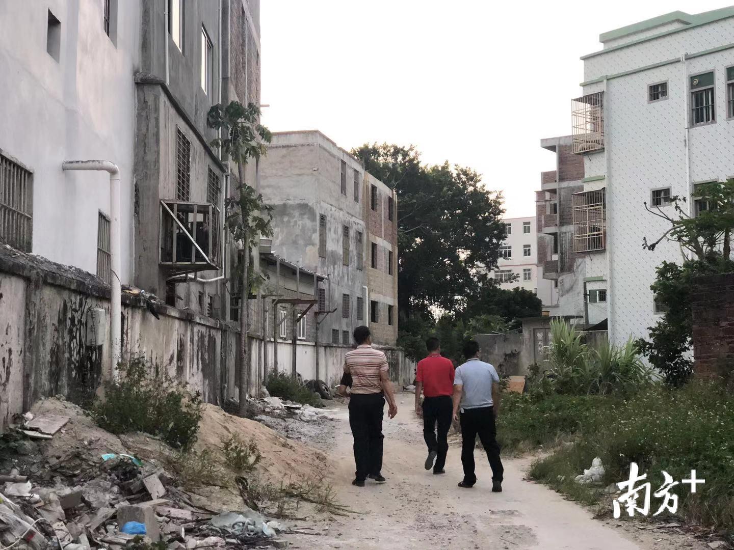 工作人员走村入户宣传工作。余丹 摄 工作人员走村入户宣传工作。余丹 摄