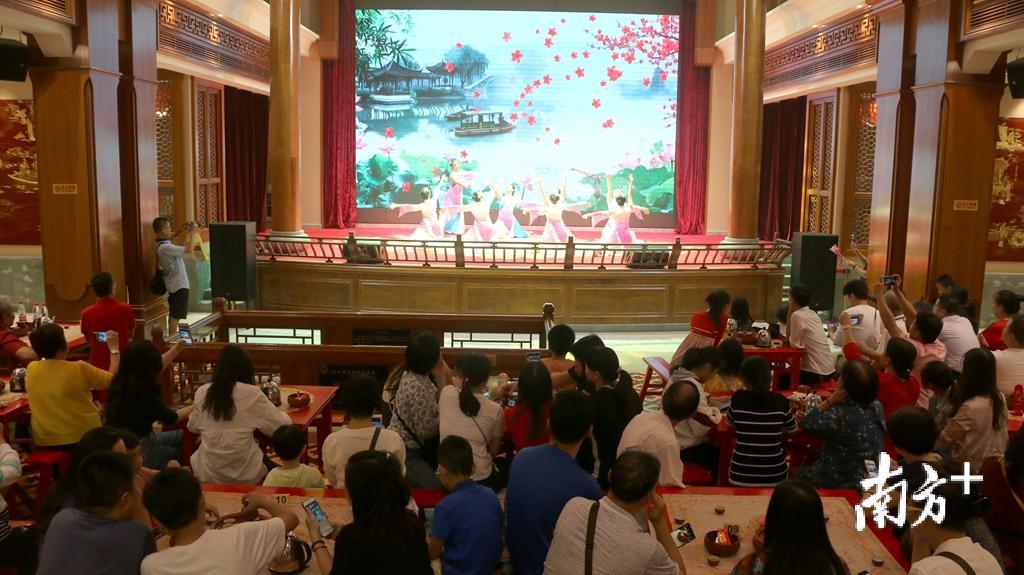 老妈宫戏台夜晚十分热闹。