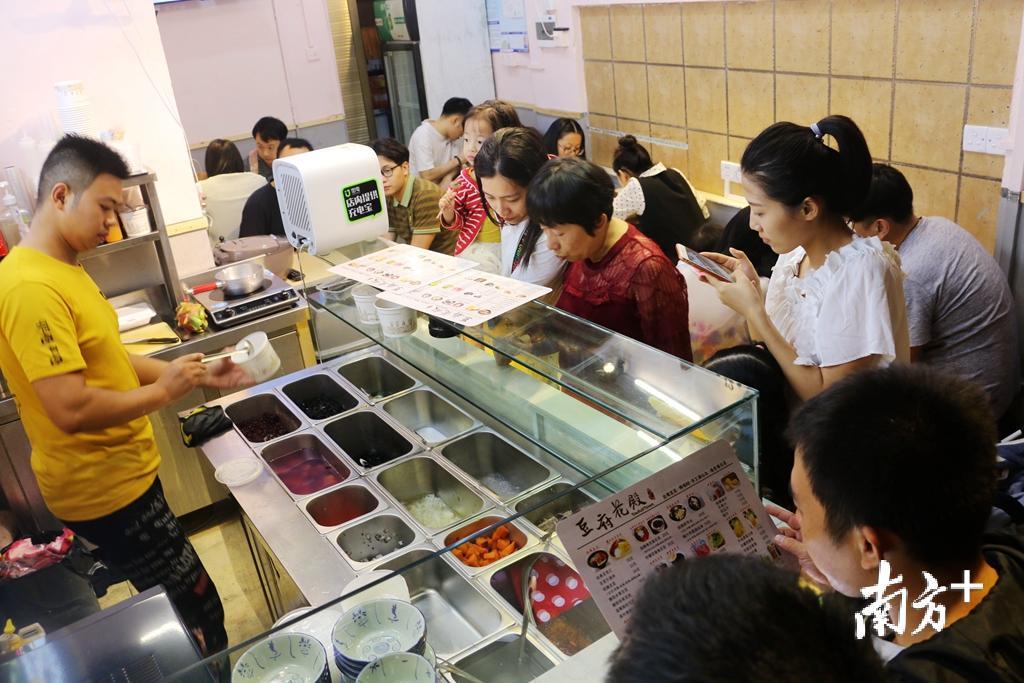 夜间成各餐馆经营“黄金时间”。