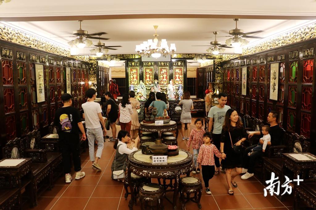 一到夜晚，潮汕善堂文化展览馆就迎来不少游客。