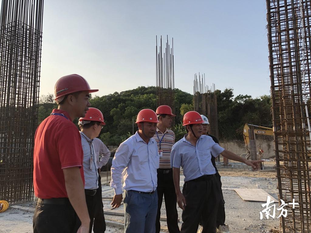 广澳社区干部查看前澳埠新村的建设情况。余丹 摄 广澳社区干部查看前澳埠新村的建设情况。余丹 摄
