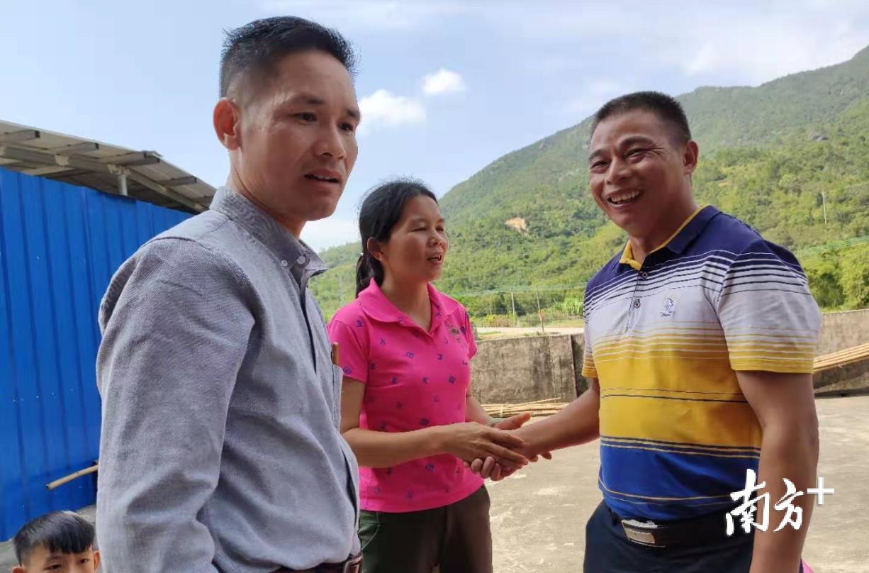 朱国顺和谭军探望溺水男童，孩子母亲充满感激。