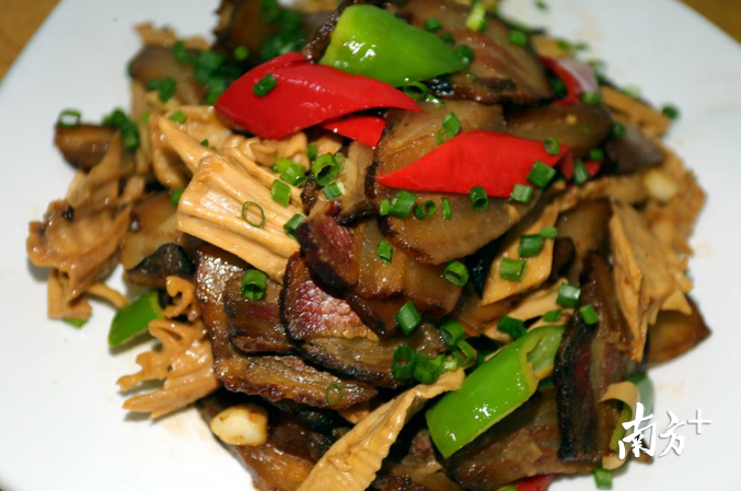 笋干炒火烟肉。 笋干炒火烟肉。