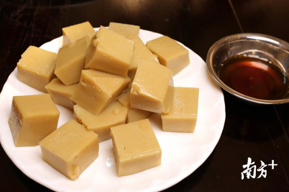 瑶家顿盆糍。 瑶家顿盆糍。