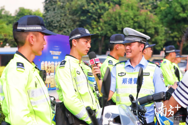 在镜头前，略显腼腆的铁骑队员梁杰成分享着自己的平日的工作点滴。欧阳少伟摄