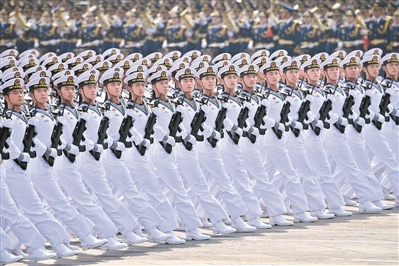 10月1日，庆祝新中国成立70周年阅兵中，海军方队在行进。新华社图