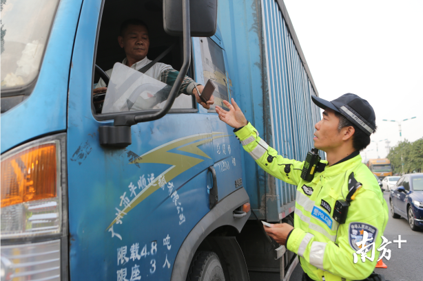 铁骑队员何桂恒在路面执法。欧阳少伟摄